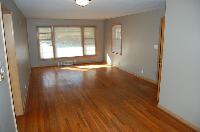 Photo - Solid stone ranch in south-central Lincoln!