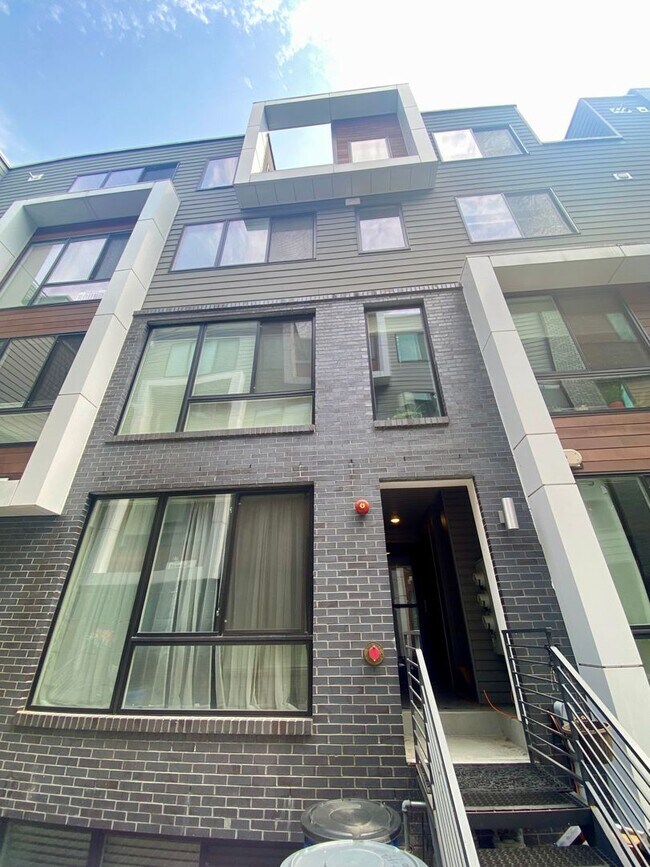 Photo - Large one bedroom bi-level unit in the hea... Unidad 3