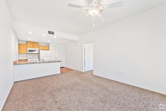 1BR, 1BA - 598SF - Living Room
