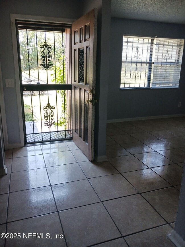 Photo - 619 W 16th St