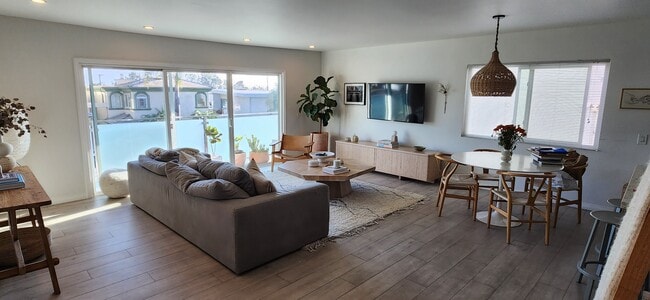 Living Room - 613 Manhattan Beach Blvd Unit A