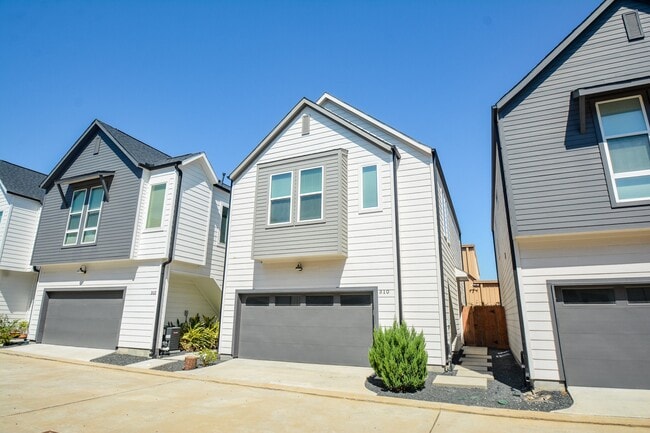 Photo - 310 Cyclamen St