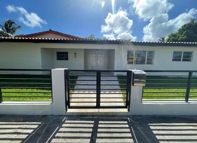 Building Photo - 2780 SW 31st Ave