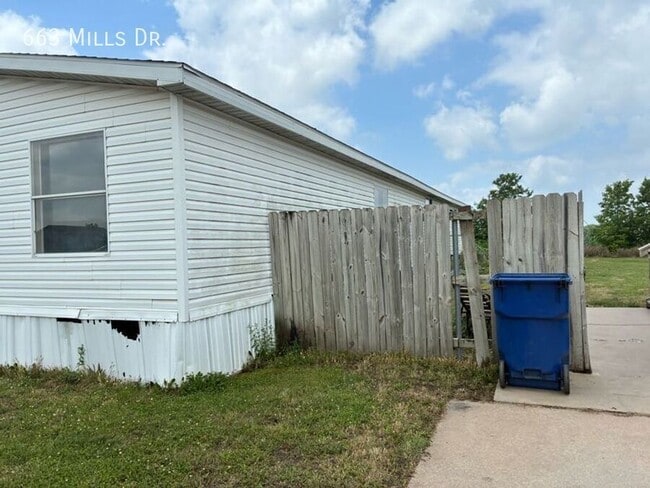 Photo - 663 W Mills Dr