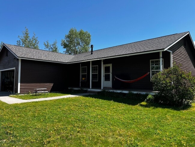Furnished 3-Bedroom Home in Quiet Victor N... - Furnished 3-Bedroom Home in Quiet Victor N...