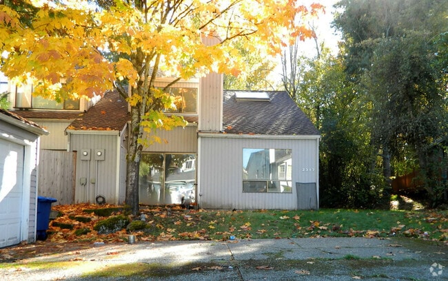 Building Photo - Lovely 3 Bedroom Home in Gated Community i...