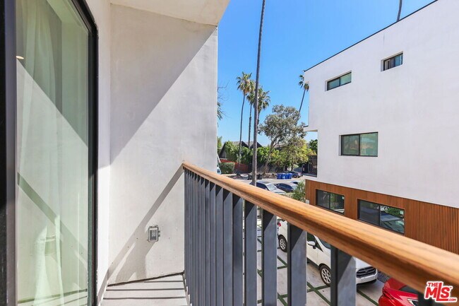 921 N Mariposa Ave