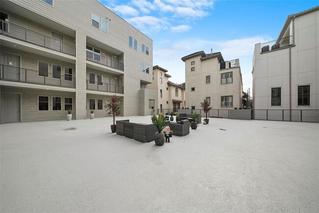 Building Photo - 4819 Caroline St Unit 101