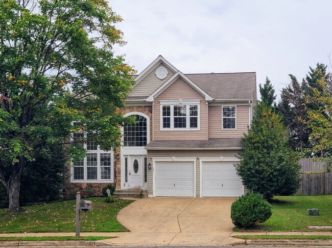 Gorgeous 6 BR Home, Convenient to Quantico & Commuting - Gorgeous 6 BR Home, Convenient to Quantico & Commuting