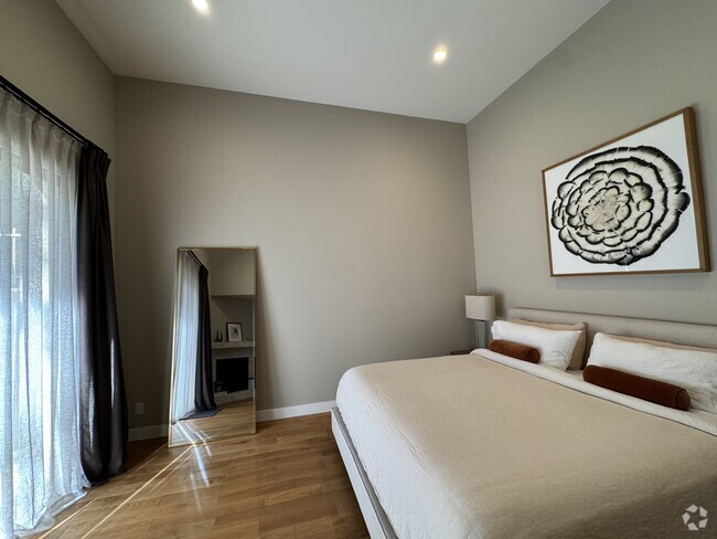 Building Photo - 1059 S Sherbourne Dr Unit 101 Rental