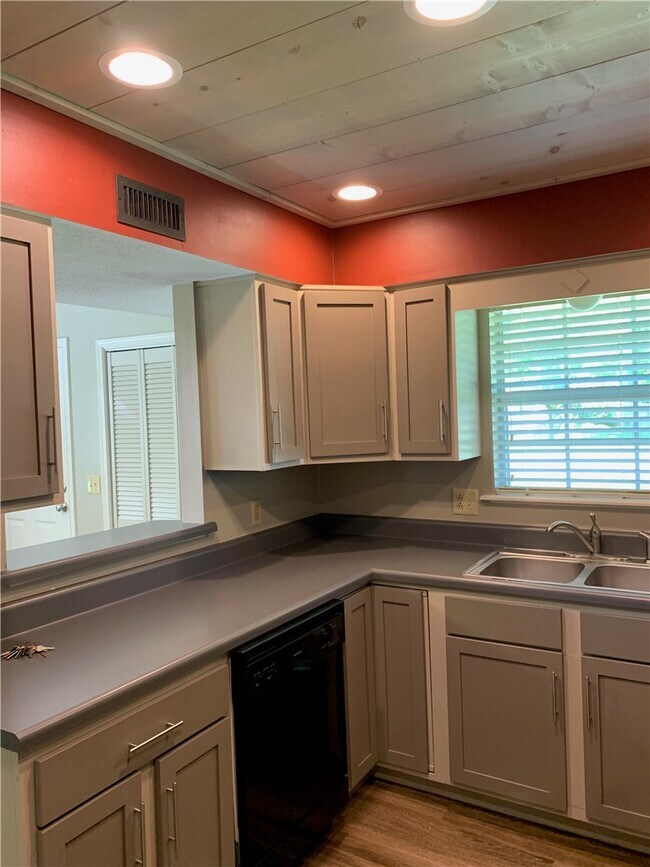 Photo - 461 N Garrett St