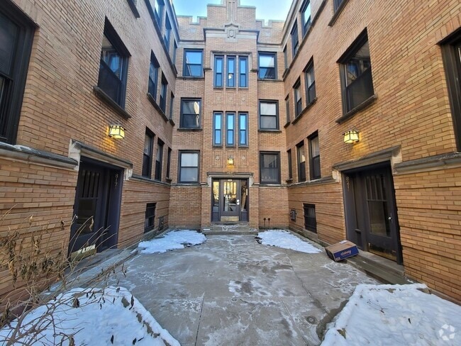Building Photo - 820 W Cornelia Rental