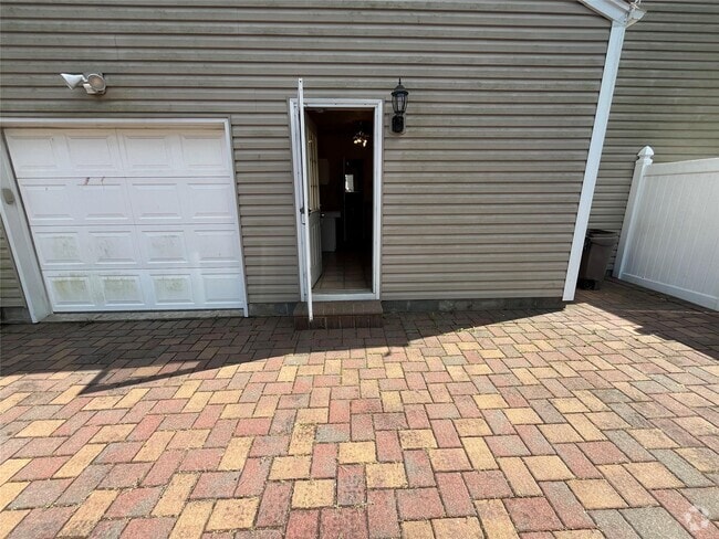 Building Photo - 224 Vanderbilt Blvd Rental
