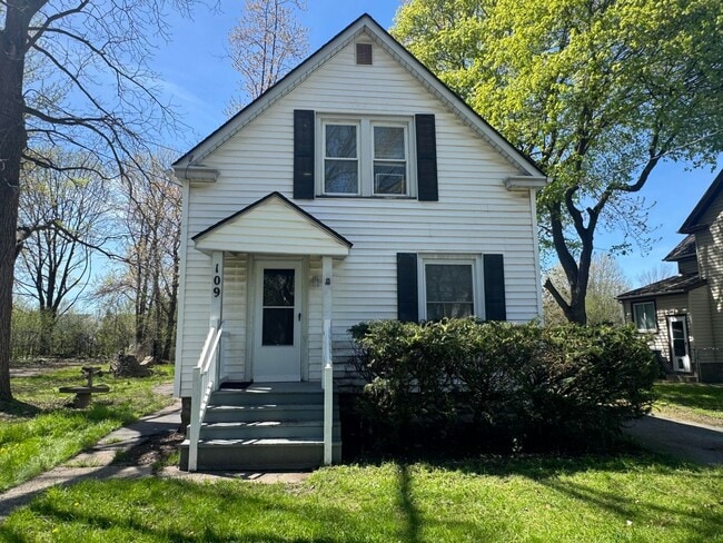 Building Photo - 3 Bedroom 1 Bath, Single Family Home, Lyell - Otis Neighborhood!
