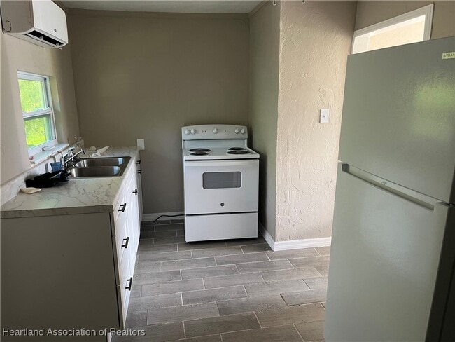 Photo - 908 Willie Hawk Ave