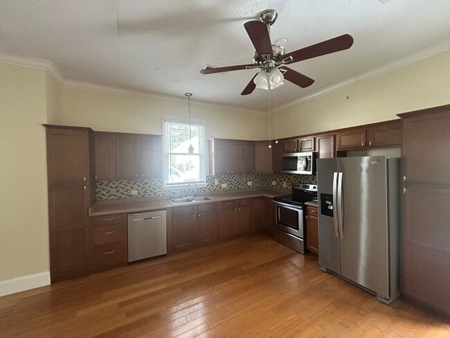 Photo - 24 A St SW
