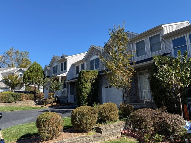 Building Photo - 17 Springhill Dr Unit 17