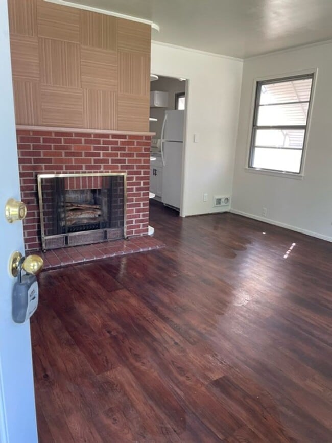 Building Photo - Charming 2-Bedroom Home in Prime Milwaukee...