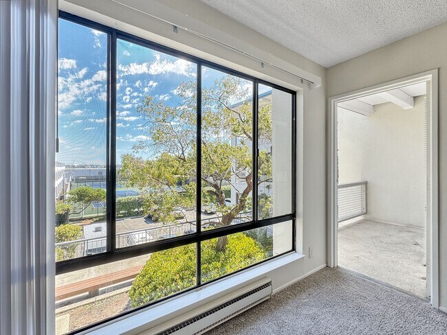 Building Photo - Sunny 3rd floor condo with parking in Wate... Unit E342