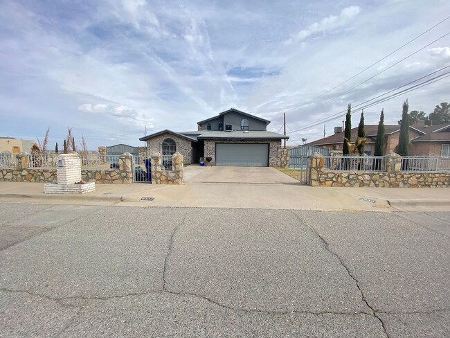 Spacious 4 Bed/3 Bath Refrig A/C Home - Spacious 4 Bed/3 Bath Refrig A/C Home