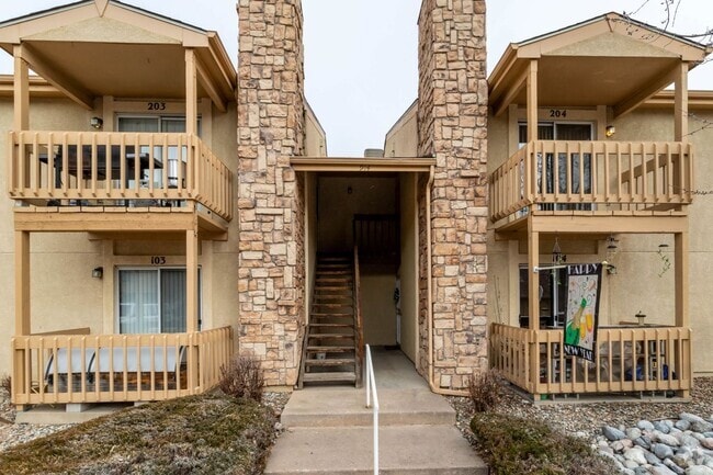 Building Photo - Cozy 2-Bed Condo with Fireplace, Garage & ... Unit 204