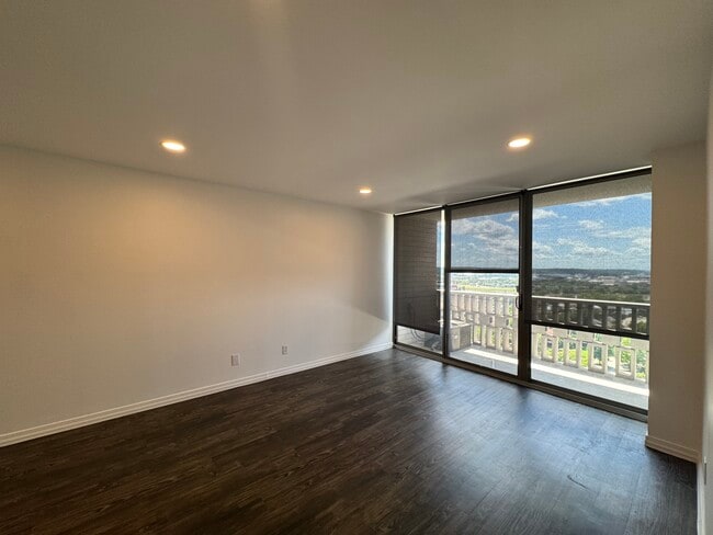 Sala de estar con iluminación LED regulable actualizada. - 1502 S Boulder Ave Unidad 16E