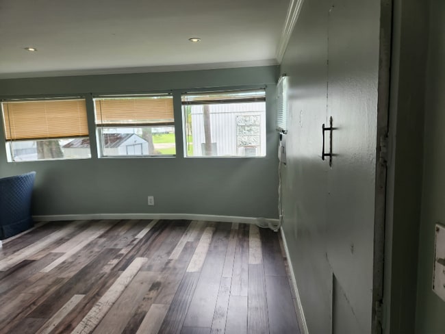 Photo - 1579 Duchamp Rd