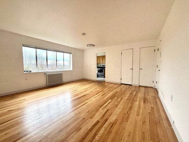Building Photo - 1 BR/1 BA bright and spacious condo in East Queen Anne.
