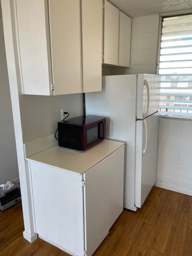 Photo - Studio w/ parking -Close to UH! Views of Diamond Head- Electricity Included Unit 907