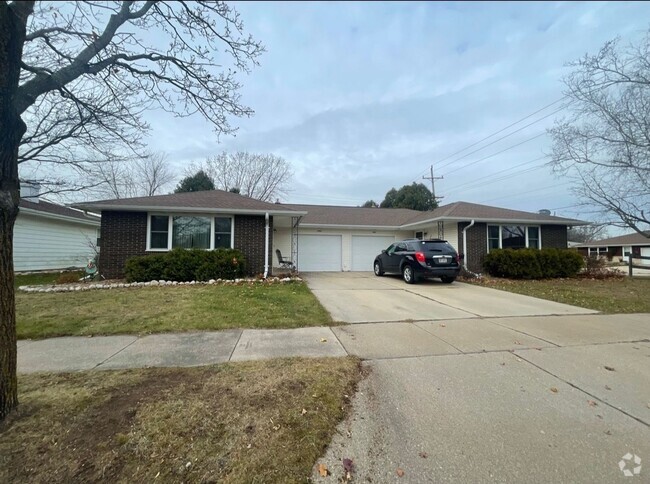 Building Photo - 2 bed, 2 bath, duplex across from park. Ap... Rental