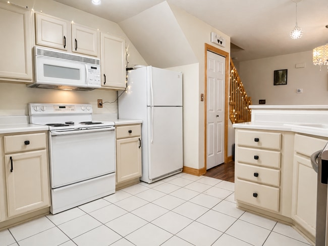 Photo - 811 Burr Oaks Dr