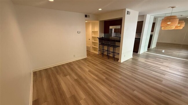 Building Photo - 500 E Riverside Dr Unit 132