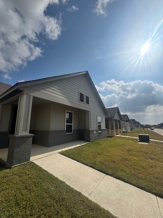 Photo - 3/2/2 with NEW FLOORING + MUDROOM
