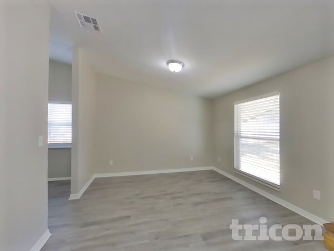 Photo - 3183 Bee St E