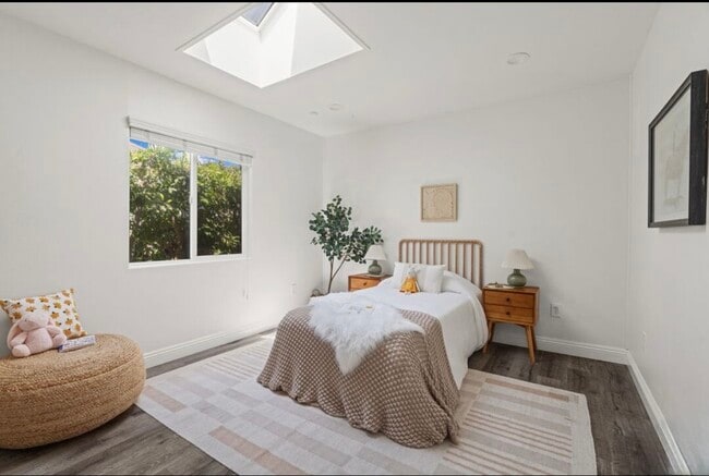 Room 2 with sun roof (can close)