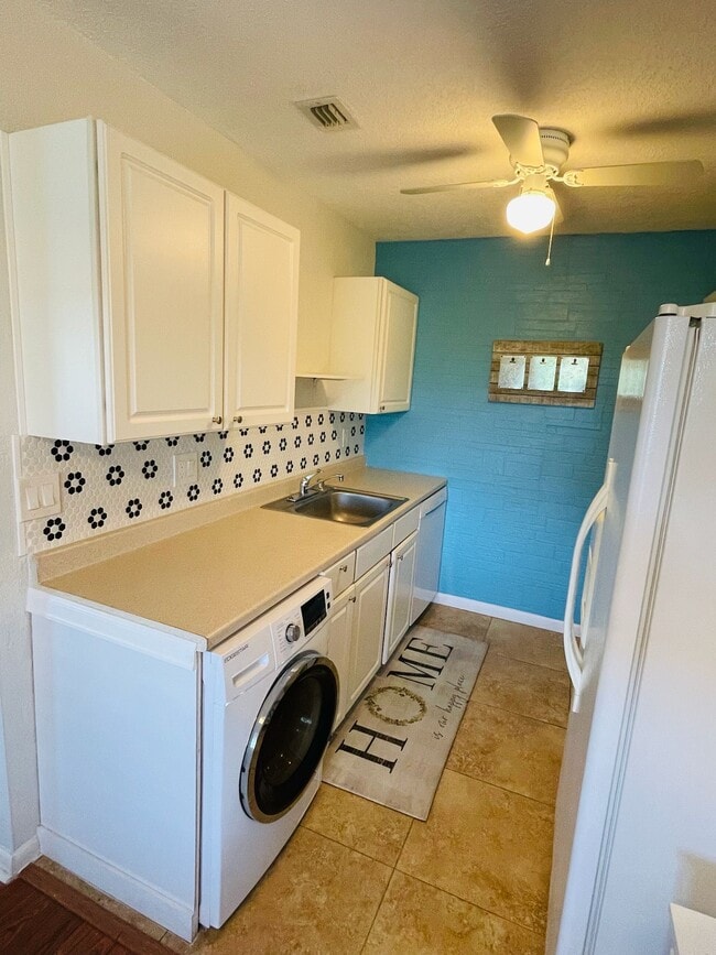 Building Photo - 4613 Bayshore Dr Unit B5