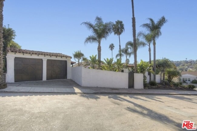 Photo - 2634 Lakewood Ave N