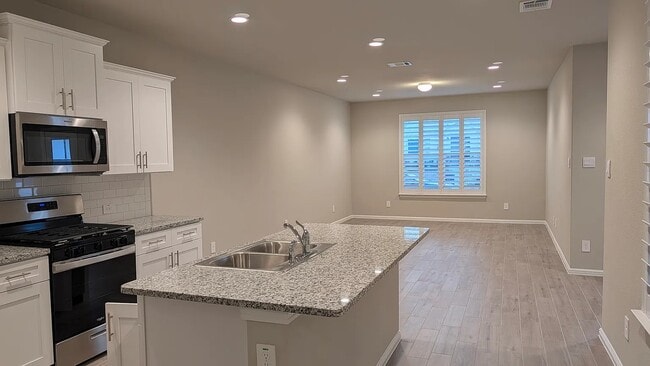 Living room/kitchen - 3417 Lake District Ln
