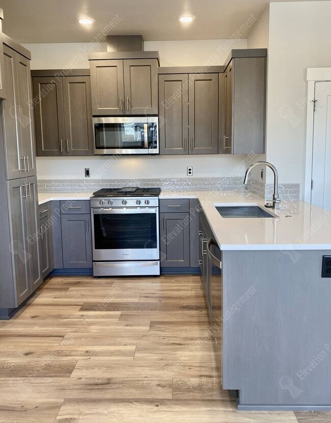 Photo - Petrosa Townhouse 3 BR - 2 ½ BA w/ loft