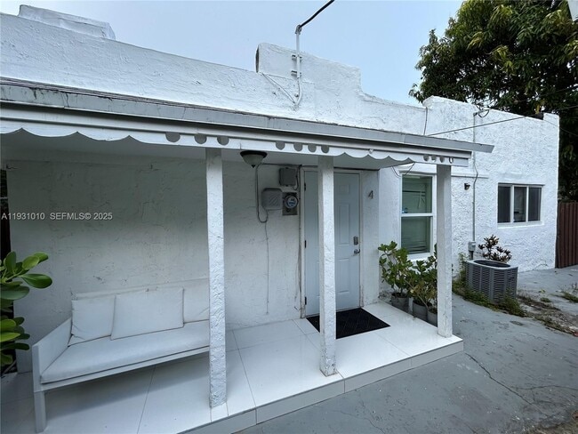 Photo - 551 NW 41st St Unit 4