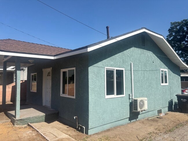 Building Photo - 124 E Cypress Ave
