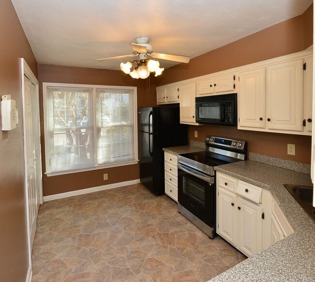 Photo - Nice townhouse in Little Neck!