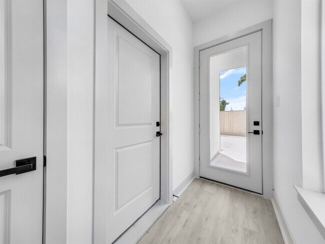 Photo - 2410 Vaughn St