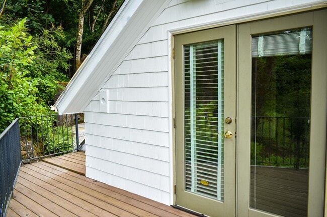 Photo - Three bedroom and Two Bathroom home in Portland Heights! Gourmet Kitchen and incredible natural L...