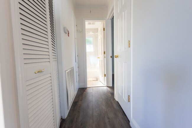 Photo - Spacious 2 Bedroom, 1 Bathroom (Full House...