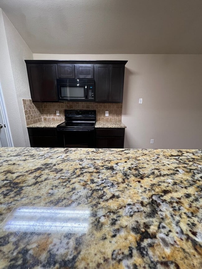 Photo - 938 W 3a St