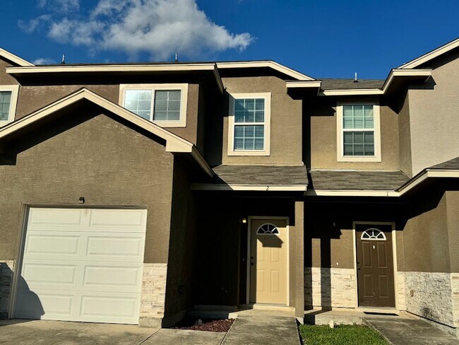 Building Photo - Townhome Near Retama Park