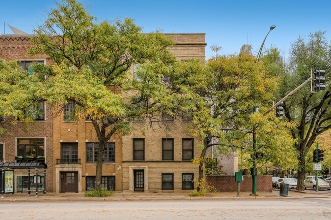 Building Photo - 1003 N La Salle Dr Rental