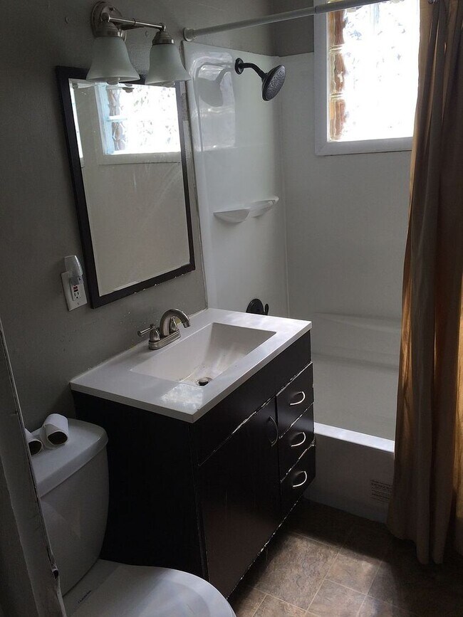 Single Family 4 Bedroom unit Available NOW House House Rental in