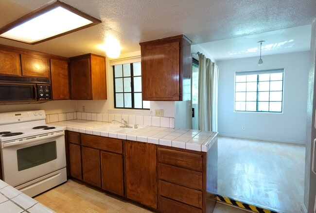 Kitchen - 396 S 11th St Unit 396